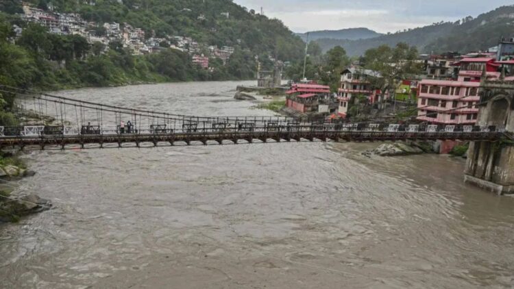 छह शव बरामद हुए, सड़क कनेक्टिविटी को बहाल करने के प्रयास, पावर लाइन