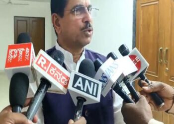 "जारी रखने का कोई नैतिक अधिकार नहीं": प्रालहद जोशी ने कर्नाटक के सीएम सिद्धारमैया, डाई सीएम डीके शिवकुमार के तत्काल इस्तीफे की मांग की
