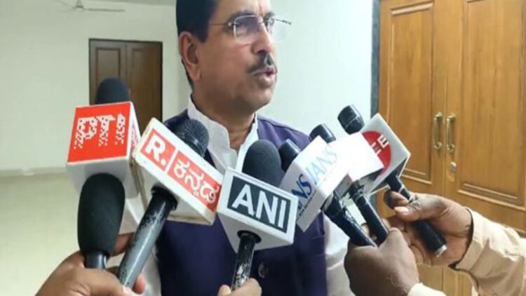 "जारी रखने का कोई नैतिक अधिकार नहीं": प्रालहद जोशी ने कर्नाटक के सीएम सिद्धारमैया, डाई सीएम डीके शिवकुमार के तत्काल इस्तीफे की मांग की