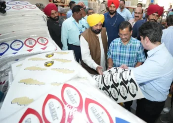 जालंधर से लंदन तक: अरविंद केजरीवाल और सीएम मान ने ग्लोबल मैचों के लिए 25,000 रग्बी गेंदों की शिपमेंट को झंडा दिया