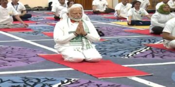 जेके: बीजेपी ने श्रीनगर में योग सत्र की मेजबानी की, क्योंकि भारत 11 वें अंतर्राष्ट्रीय योग दिवस के रूप में है