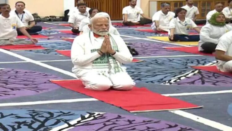 जेके: बीजेपी ने श्रीनगर में योग सत्र की मेजबानी की, क्योंकि भारत 11 वें अंतर्राष्ट्रीय योग दिवस के रूप में है