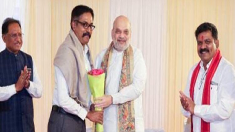 दिल्ली: अमित शाह छत्तीसगढ़ में सफल विरोधी नेक्सल ऑप्स के पीछे अधिकारियों से मिलते हैं, उन्हें ऐतिहासिक सफलता के लिए बधाई देते हैं