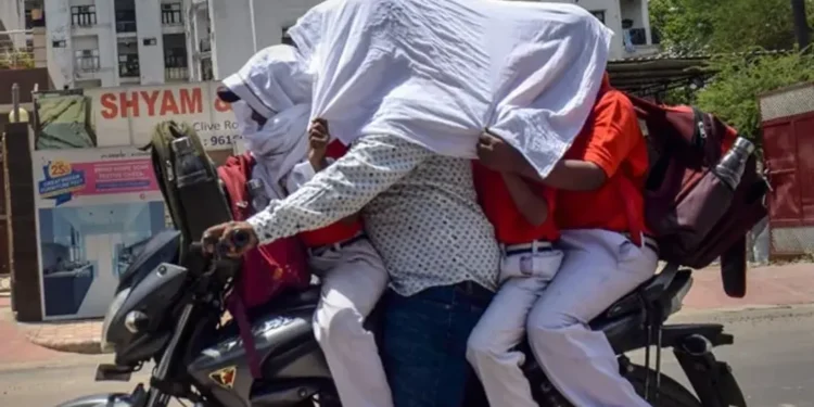 दिल्ली का मौसम अद्यतन: झुलसाने वाली गर्मी, धूल भरी हवाएं बनी रहती हैं क्योंकि पारा 43 डिग्री सेल्सियस पर चढ़ता है