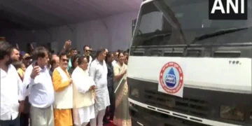 दिल्ली सीएम रेखा गुप्ता ने हरे रंग की गतिशीलता को बढ़ावा देने के लिए 100 नई इलेक्ट्रिक बसों को झंडे दिया