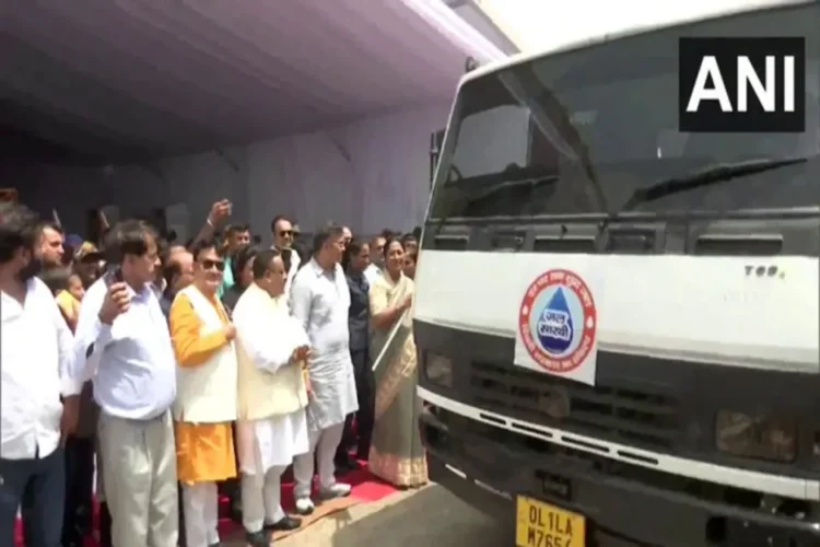 दिल्ली सीएम रेखा गुप्ता ने हरे रंग की गतिशीलता को बढ़ावा देने के लिए 100 नई इलेक्ट्रिक बसों को झंडे दिया