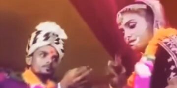 दुल्हन दूल्हे वायरल वीडियो: मीठी शादी युद्ध! दुल्हन दूल्हे की मिताई को अस्वीकार करती है, दूल्हे ने इस तरह से प्रतिशोध में मिठाई को बाहर निकाल दिया