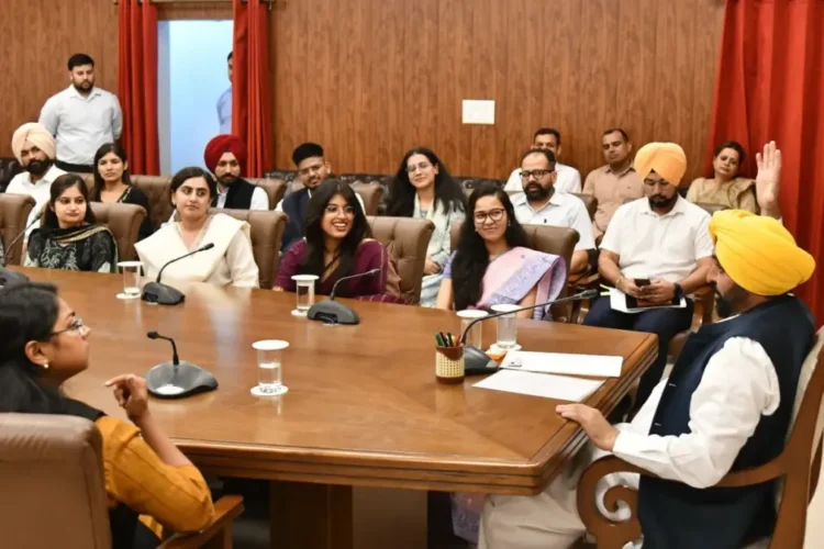 देश भर में समृद्ध संस्कृति और राज्य की विरासत के ब्रांड एंबेसडर बनें: सीएम से 26 नए चयनित यूपीएससी अधिकारी