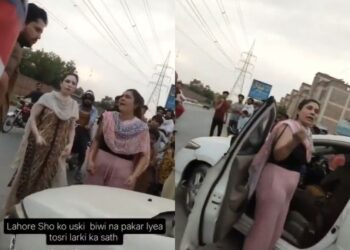 पाकिस्तान वायरल वीडियो: पाकिस्तानी पत्नी ने एक और लड़की के साथ कार में स्थिति से समझौता करने में शो पति को पकड़ लिया!