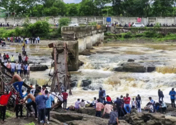 पुणे ब्रिज पतन: 2 मृत, इंद्रयनी ब्रिज त्रासदी में 20+ लापता - बचाव संचालन चल रहा है