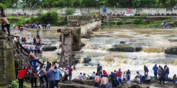 पुणे ब्रिज पतन: 2 मृत, इंद्रयनी ब्रिज त्रासदी में 20+ लापता - बचाव संचालन चल रहा है