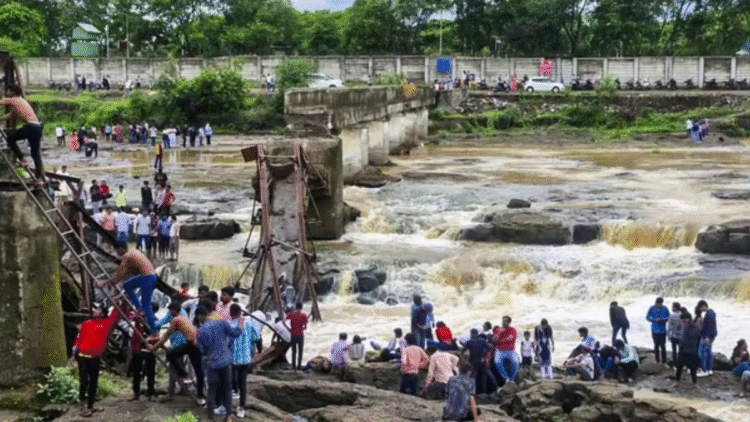 पुणे ब्रिज पतन: 2 मृत, इंद्रयनी ब्रिज त्रासदी में 20+ लापता - बचाव संचालन चल रहा है