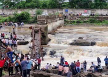 पुणे ब्रिज पतन: 4 मृत, 51 घायल होने के बाद पुरानी संरचना के बाद पर्यटक भीड़ के तहत रास्ता देता है