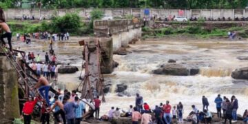 पुणे ब्रिज पतन: 4 मृत, 51 घायल होने के बाद पुरानी संरचना के बाद पर्यटक भीड़ के तहत रास्ता देता है
