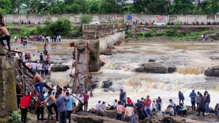 पुणे ब्रिज पतन: 4 मृत, 51 घायल होने के बाद पुरानी संरचना के बाद पर्यटक भीड़ के तहत रास्ता देता है