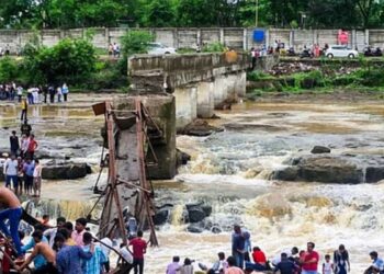 पुणे ब्रिज पतन: मृतक के परिवारों के लिए 5 लाख रुपये की सहायता की घोषणा की, जिला कलेक्टर का कहना है कि