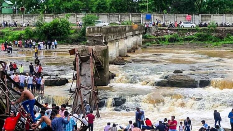 पुणे ब्रिज पतन: मृतक के परिवारों के लिए 5 लाख रुपये की सहायता की घोषणा की, जिला कलेक्टर का कहना है कि