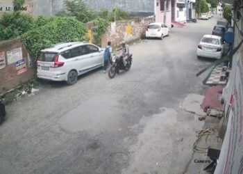 बरेली वायरल वीडियो: मोलेस्टर ने लड़की को छाती पर हिट किया, पुलिस उसे सही सबक सिखाती है