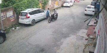 बरेली वायरल वीडियो: मोलेस्टर ने लड़की को छाती पर हिट किया, पुलिस उसे सही सबक सिखाती है