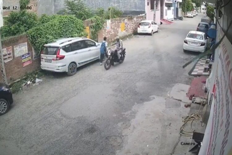 बरेली वायरल वीडियो: मोलेस्टर ने लड़की को छाती पर हिट किया, पुलिस उसे सही सबक सिखाती है