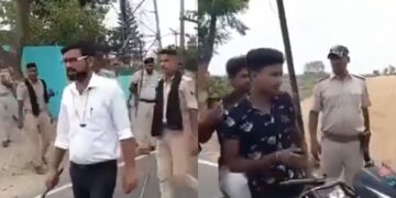 बिहार वायरल वीडियो: जो इस तरह बाइक सवारों का इलाज करता है, पुलिस ने पुरुषों को छड़ी के साथ हेलमेट नहीं पहने, घड़ी
