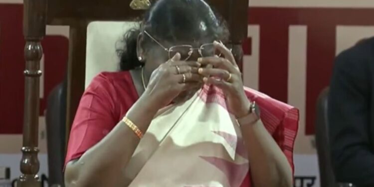 भारत के राष्ट्रपति Droupadi Murmu NIEPVD छात्रों के प्रदर्शन के बाद भावुक हो जाते हैं, आँसू पोंछते हैं