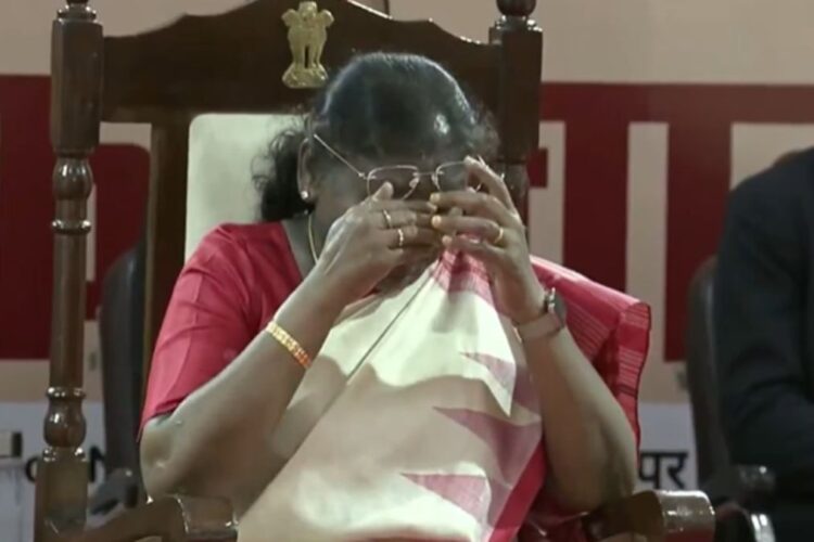 भारत के राष्ट्रपति Droupadi Murmu NIEPVD छात्रों के प्रदर्शन के बाद भावुक हो जाते हैं, आँसू पोंछते हैं