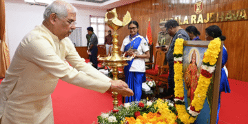 'भारत माता' पोर्ट्रेट ने फिर से केरल के गवर्नर के खिलाफ एलडीएफ को पिट किया। 'राज भवन को पार्टी कार्यालय में बदलना'