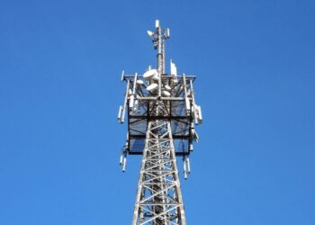 यात्रा ESIM बनाम अंतर्राष्ट्रीय डेटा रोमिंग: आपको 2025 में क्या चुनना चाहिए?