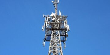 यात्रा ESIM बनाम अंतर्राष्ट्रीय डेटा रोमिंग: आपको 2025 में क्या चुनना चाहिए?