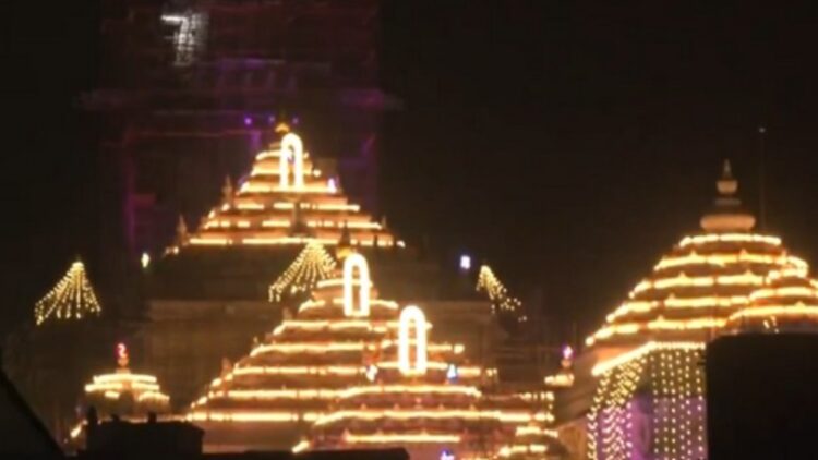 राम जनम्बोमी मंदिर राम दरबार प्रान प्रातृष्ण के आगे जलाया