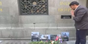 लंदन: भारतीय प्रवासी अहमदाबाद विमान दुर्घटना में मृतक को श्रद्धांजलि देते हैं