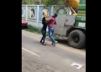 लखनऊ वायरल वीडियो: आदमी ने क्रूरता से देखा और महिला को सड़क पर खींचते हुए, पुलिस प्रतिक्रिया करता है