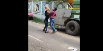 लखनऊ वायरल वीडियो: आदमी ने क्रूरता से देखा और महिला को सड़क पर खींचते हुए, पुलिस प्रतिक्रिया करता है