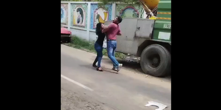 लखनऊ वायरल वीडियो: आदमी ने क्रूरता से देखा और महिला को सड़क पर खींचते हुए, पुलिस प्रतिक्रिया करता है