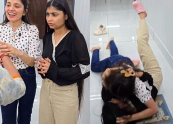 वायरल वीडियो: 'AADHEY AADHEY KAR LENA ...' बहनें अनिच्छा से रिश्तेदार से उपहार के रूप में पैसे लेती हैं, फिर महाभारत शुरू होती है