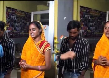 वायरल वीडियो: 'Mar Jyenge Lekin Rakhnge nhi' पति ने अपने 12 वीं कक्षा के प्रेमी के साथ रहने के बाद पत्नी को अस्वीकार कर दिया
