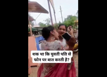 वायरल वीडियो: अतिरिक्त-वैवाहिक मामला पूर्ण विकसित 'बीच बाजार कुताई' में बदल जाता है-व्यस्त स्ट्रीट पर घरवाली बनाम बहरावली!