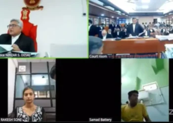 वायरल वीडियो: आदमी गुजरात एचसी की कार्यवाही में भाग लेता है, वस्तुतः टॉयलेट सीट पर बैठे, नेटिज़ेंस का एक फील्ड डे है