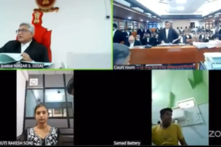 वायरल वीडियो: आदमी गुजरात एचसी की कार्यवाही में भाग लेता है, वस्तुतः टॉयलेट सीट पर बैठे, नेटिज़ेंस का एक फील्ड डे है