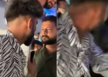 वायरल वीडियो: 'उथ के ले चल पेंट्री कार मी ...' ट्रेन यात्री ऑब्जेक्ट्स को पेंट्री स्टाफ द्वारा ओवरचार्जिंग करने के लिए, वे धमकी देते हैं, हमला करते हैं