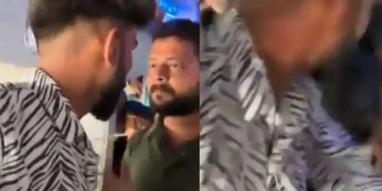 वायरल वीडियो: 'उथ के ले चल पेंट्री कार मी ...' ट्रेन यात्री ऑब्जेक्ट्स को पेंट्री स्टाफ द्वारा ओवरचार्जिंग करने के लिए, वे धमकी देते हैं, हमला करते हैं