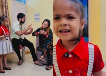 वायरल वीडियो: छोटी लड़की माँ और पिताजी की लड़ाई के बाद तंग आ जाती है, यह चीजों को सरल बनाने के लिए करती है