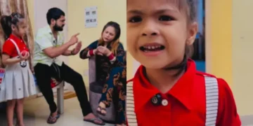 वायरल वीडियो: छोटी लड़की माँ और पिताजी की लड़ाई के बाद तंग आ जाती है, यह चीजों को सरल बनाने के लिए करती है