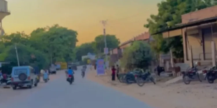 वायरल वीडियो: जब अमेरिका में कोई प्रकाश नहीं होता है, तो लोग जापान में पावर स्टेशनों को कॉल करते हैं, वे फ्यूज की जांच करते हैं, लेकिन भारत में हम यह देखने के लिए बाहर जाते हैं कि क्या ...।