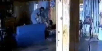 वायरल वीडियो: डॉक्टर बीट्स ने बेटी को बेरहम रूप से गोद लिया, वह हेल्टर स्केल्टर, नेटिज़ेंस इन शॉक चलाती है