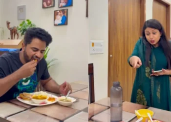 वायरल वीडियो: पति को फोन पर ध्यान देने के साथ भोजन का आनंद मिलता है, पत्नी शिष्टाचार का प्रचार करती है, ध्यान में उसकी पारी इंटरनेट को तोड़ देती है