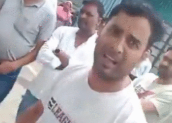 वायरल वीडियो: मैन कैच पत्नी के साथ एक अन्य व्यक्ति, स्ट्रीट ड्रामा जो इस प्रकार है, वह एक फिल्म से बाहर है