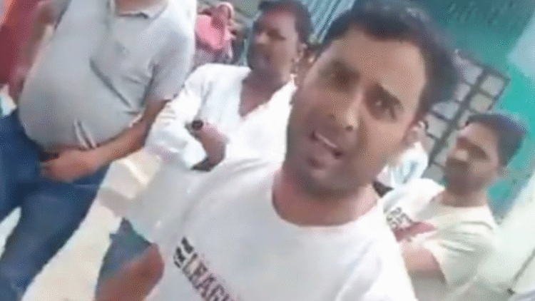 वायरल वीडियो: मैन कैच पत्नी के साथ एक अन्य व्यक्ति, स्ट्रीट ड्रामा जो इस प्रकार है, वह एक फिल्म से बाहर है