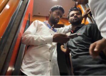 वायरल वीडियो: शर्मनाक! 'Tte se mera naam le Lena ...' 3 AC कोच अटेंडेंट बिना टिकट यात्रियों के रिश्वत लेता है, नेटिज़ेंस ने घृणा की